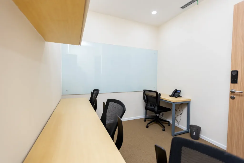 Ruang kantor kecil modern untuk tim 2-5 orang di Jakarta.