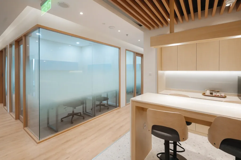 suasana sewa ruang kantor di jakarta milik skaiwork