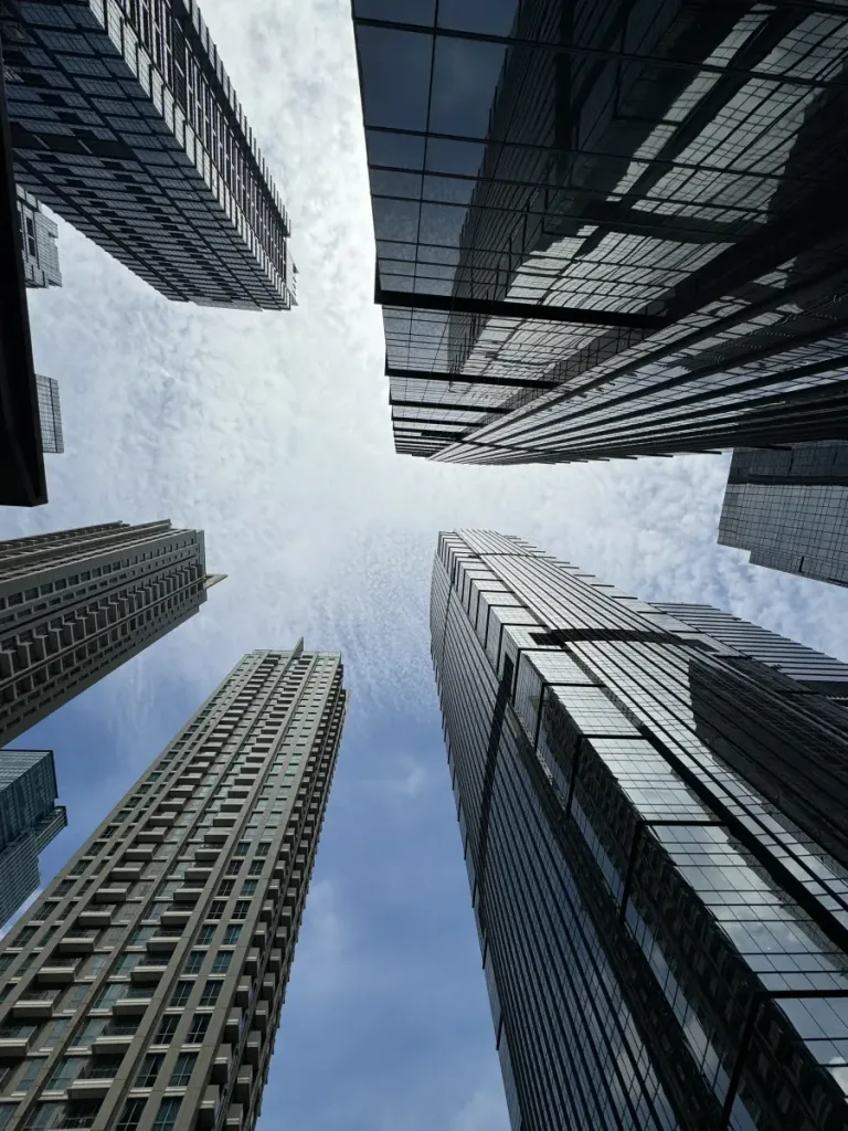 Eksterior gedung perkantoran modern Grade A di SCBD Jakarta Selatan dengan desain kaca