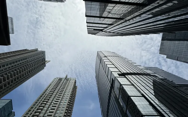 Eksterior gedung perkantoran modern Grade A di SCBD Jakarta Selatan dengan desain kaca